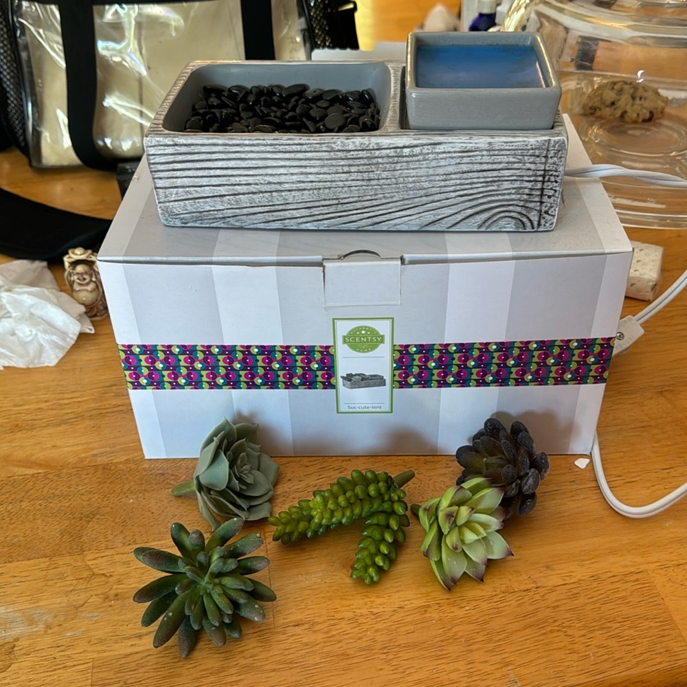 This trendy warmer puts the cute in Suc-cute-lent.